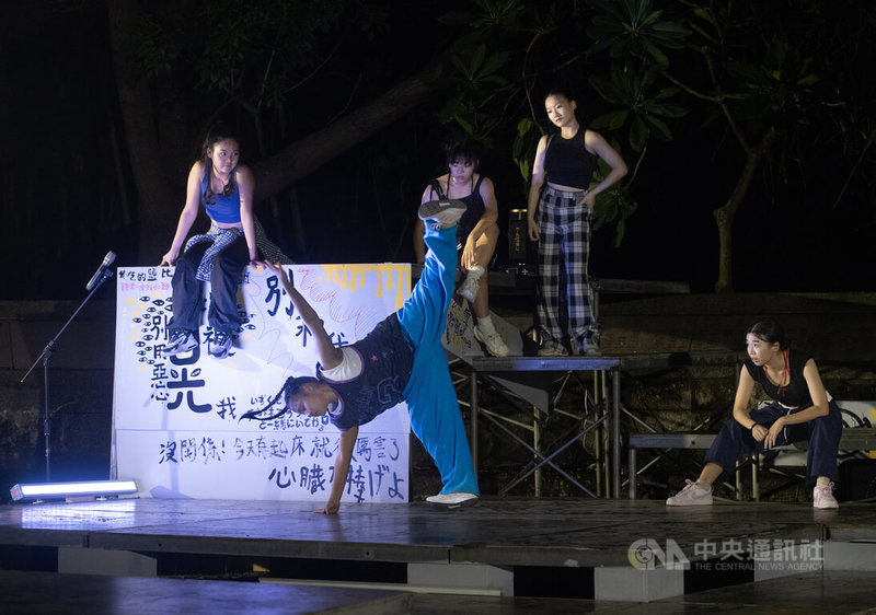 彰化聲舞團20日晚間將在八卦山文學步道首演包含3支舞作的全新環境劇場「我忘記舉手」,其中「我才17歲」找來嘉義女中舞蹈班學生參演,舞出青春年華的活力與奔放。中央社記者謝佳璋攝 113年9月20日