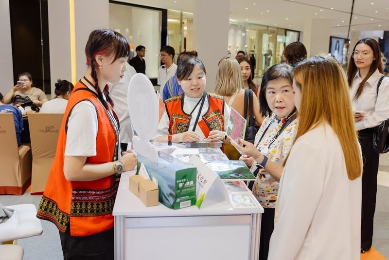 觀光署率團赴曼谷舉辦台灣旅展。泰國民眾20日在開幕活動中，詢問台灣觀光資訊。（觀光署曼谷辦事處提供）中央社  113年9月20日