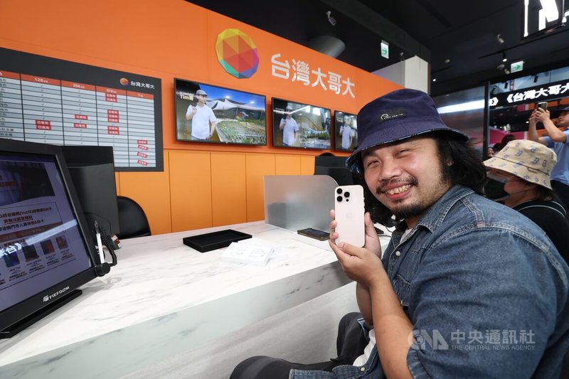 蘋果iPhone 16於20日在台開賣,台灣大哥大門市「頭香哥」是一名從台中騎車北上的工程師,18日晚間9時就開始準備帳篷漏夜排隊。中央社記者張新偉攝 113年9月20日
