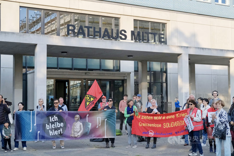 德國柏林米特區（Berlin-Mitte）市政廳（Rathaus）前，19日傍晚聚集上百位民眾與民間組織呼籲米特區政府保留東區莫阿比特（Moabit）和平雕像-慰安婦阿里（Ari）。中央社記者顏若瑾柏林攝  113年9月20日