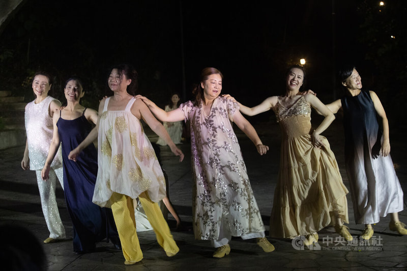 彰化聲舞團20日晚間將首演新作「我忘記舉手」,以3支舞作串連全場,壓軸演出找來樂齡舞者參與,呈現「花甲的我」就算歷經歲月滄桑,也依然是閃閃發光的「我」。中央社記者謝佳璋攝 113年9月20日
