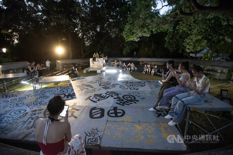 睽違近3年,彰化在地舞團「聲舞團」帶著新作「我忘記舉手」回歸,20日晚間在八卦山文學步道首演,演出打破傳統舞台界線,開演前舞者與觀眾散落在廣場各處,自然地融為一體。中央社記者謝佳璋攝 113年9月20日