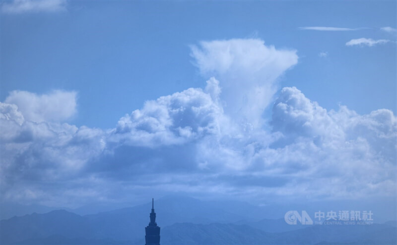 中央氣象署表示，20日受南方雲系北移影響，天氣較不穩定。圖為台北市上空的雲層分布。（中央社檔案照片）