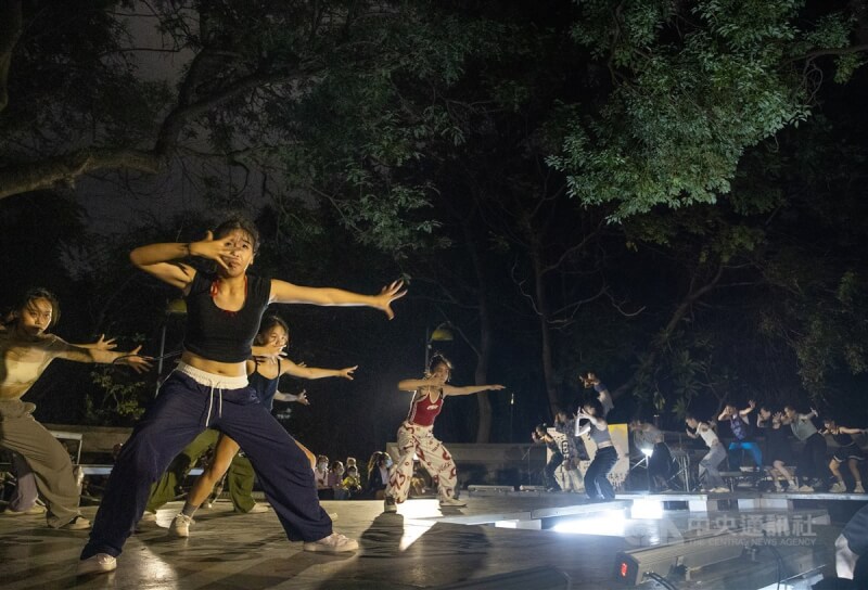 彰化聲舞團環境劇場「我忘記舉手」20日在八卦山文學步道首演,3支舞作從嘉義女中舞蹈班的「我才17歲」開場,跳出未成年世代與成人間的對立與碰撞、同儕間的模仿與競逐,從互相Battle、從眾壓抑到回歸舞蹈初衷的快樂,充滿青春氣息。中央社記者謝佳璋攝 113年9月20日