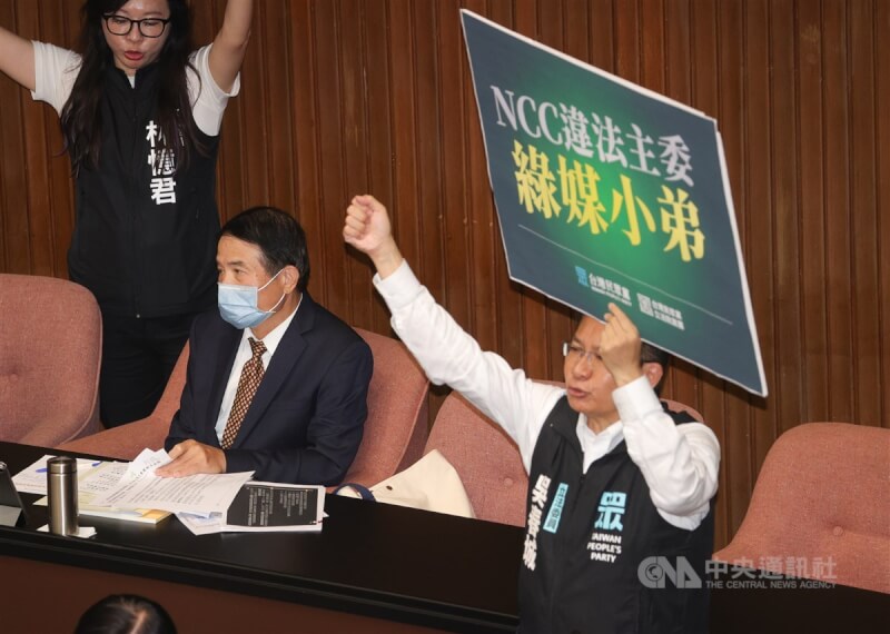 立法院新會期20日開議，邀請行政院長卓榮泰率同各部會首長列席施政報告並備質詢。不過，台灣民眾黨立委吳春城（右）、林憶君（左）在院會開始前，要求列席備詢的國家通訊傳播委員會（NCC）代理主委翁柏宗（中）離開議場。中央社記者謝佳璋攝　113年9月20日