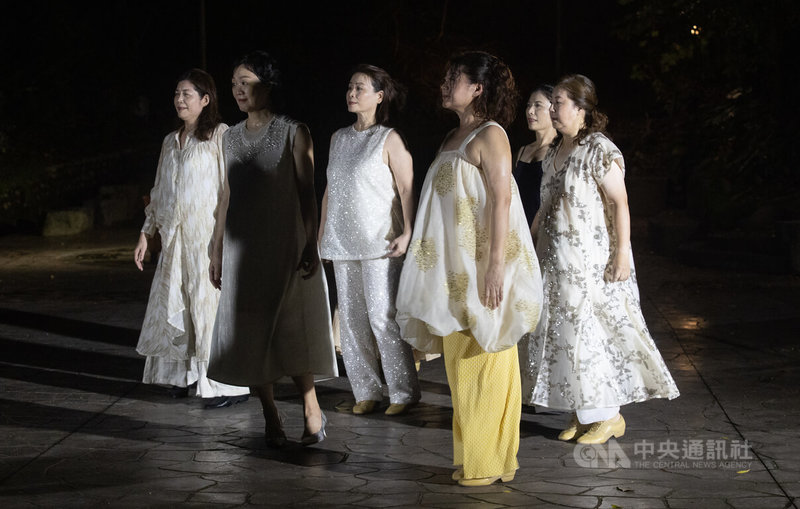 彰化聲舞團新作「我忘記舉手」找來樂齡舞者參演「花甲的我」,詮釋熟齡女性內心世界。58歲表演者陳慧眞(左3)受訪分享自身經歷,她曾囿於不同身分框架頻頻遷就,直至中年後才終於決定為自己勇敢,她認為她的「舉手」就是在學習拒絕。中央社記者謝佳璋攝 113年9月20日
