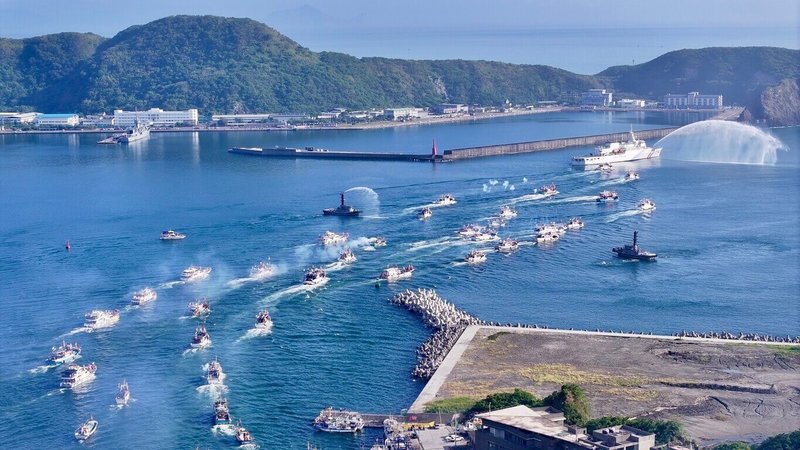 2024蘭陽媽祖文化節20日在蘇澳鎮南天宮金媽祖領航下,上百艘漁船組成海上遶境隊伍從南方澳漁港鳴笛起駕出發,經約2小時航程後,隊伍抵達烏石港,之後展開為期2天半陸上遶境。(宜蘭縣政府提供)中央社記者沈如峰宜蘭傳真 113年9月20日