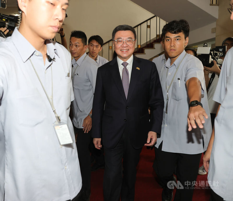 立法院新會期20日開議,邀請行政院長卓榮泰(中)列席施政報告並備質詢。圖為卓榮泰抵達立法院簽到。中央社記者謝佳璋攝 113年9月20日
