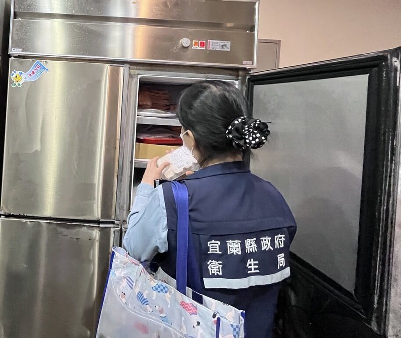 宜蘭縣羅東鎮某家越式小吃店近日發生疑似食物中毒事件，至少13人就醫，衛生局接獲通報後立即前往小吃店調查，發現有生熟食未分層管理等缺失，已勒令小吃店暫時停業。（宜蘭縣政府衛生局提供）中央社記者沈如峰宜蘭縣傳真  113年9月20日