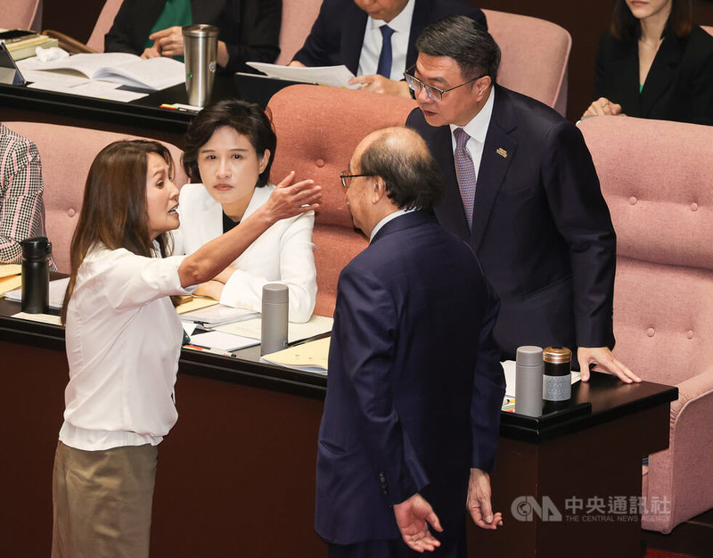 立法院新會期20日開議,院會處理報告事項時,無黨籍立委高金素梅(前左)提案將114年度中央政府總預算案及中央政府前瞻基礎建設計畫第5期特別預算案退回程序委員會。圖為高金素梅向行政院長卓榮泰(後右)、民進黨立法院黨團總召柯建銘(前右)表達意見。中央社記者謝佳璋攝 113年9月20日