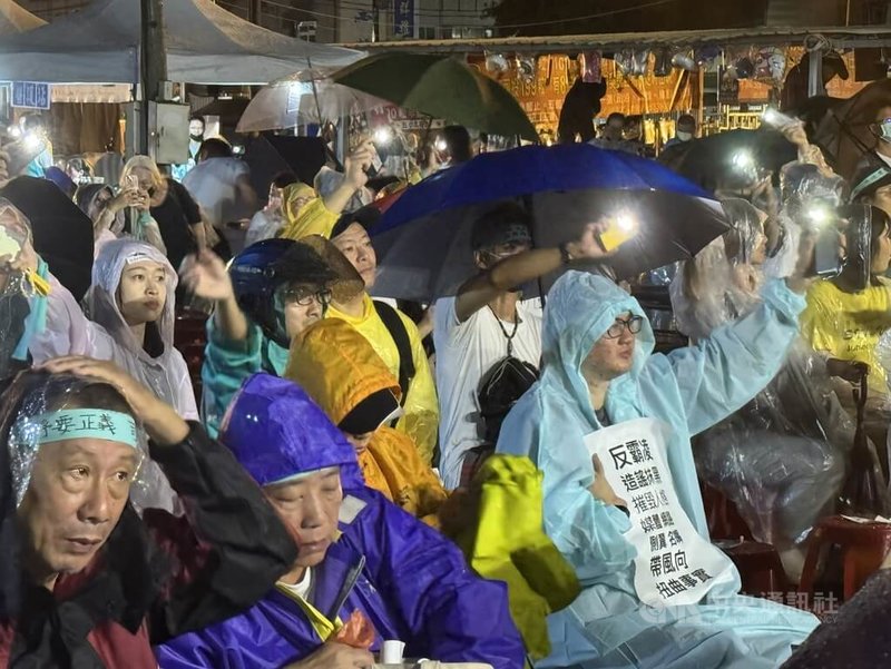 台南地區21日雨勢明顯，台灣民眾黨台南市黨部不畏風雨，晚間在北區小北新成功夜市開講，吸引支持者冒雨到場相挺，為黨主席柯文哲聲援打氣。中央社記者張榮祥台南攝  113年9月21日