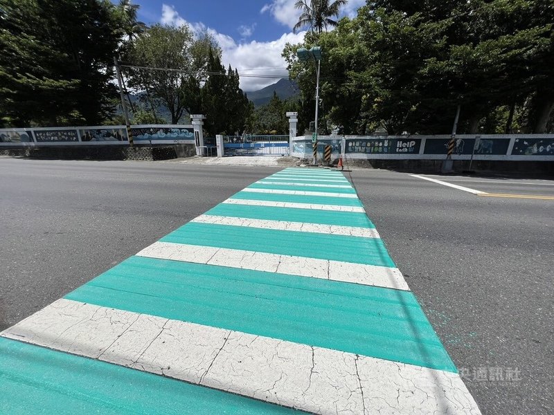 道路標誌標線條例修正後，台東縣縱谷台9線學校、醫院附近出現「綠白斑馬線」，抗滑係數較高，且更加顯眼、更安全。中央社記者盧太城台東攝  113年9月21日