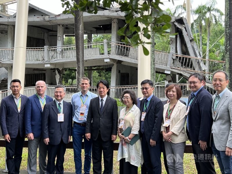 國立自然科學博物館921地震教育園區21日舉辦921震災25週年「同在921」國家防災日特別活動，總統賴清德（左5）和與會來賓在光復國中崩塌校園前合影。中央社記者郝雪卿攝 113年9月21日