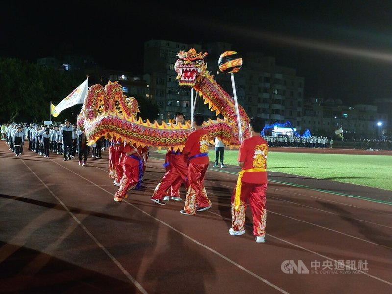 113年連江縣運動會21日晚間熱鬧舉行開幕典禮，在選手進場環節，各選手隊伍發揮巧思展現創意特色，其中連江縣立介壽國民中小學進場時特別帶來舞龍表演。中央社記者潘欣彤攝  113年9月21日