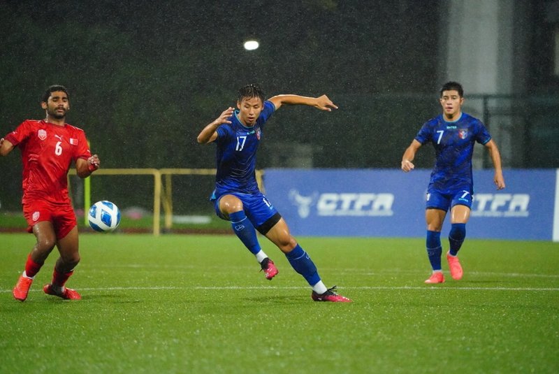 U20亞洲盃足球資格賽B組賽事21日晚間在輔仁大學足球場雨中開踢，首戰對上巴林，台灣男足這次找來旅外好手葉境均（中）助陣，可惜終場以0比1吞敗。（中華民國足球協會提供）中央社記者黃巧雯傳真  113年9月21日