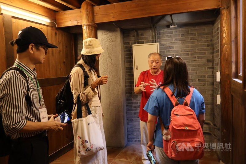 衛福部113年度社區發展工作金卓越獎結果日前出爐,連江縣南竿鄉鐵板社區獲得銅質卓越獎,評選委員8月實地訪視時,社協成員馮章明(紅衣者),向委員介紹未對外開放之家族老宅整修重點。中央社記者潘欣彤攝 113年9月21日