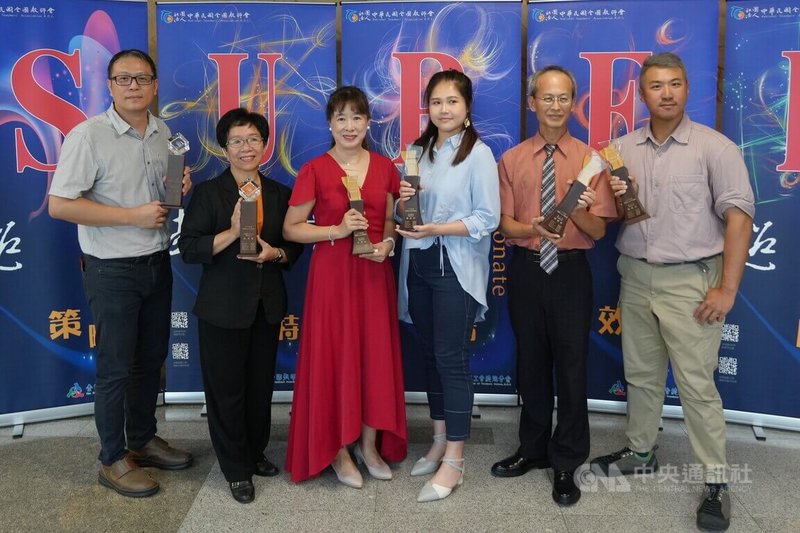 民國113年度SUPER教師獎21日揭曉,共有6人從多階段選拔中脫穎而出,獲得全國性獎項。得獎者林裕峯(左起)、林佩貞、徐澤佼、陳品妍、張嘉錄、劉韋廷合影。中央社記者陳至中攝 113年9月21日