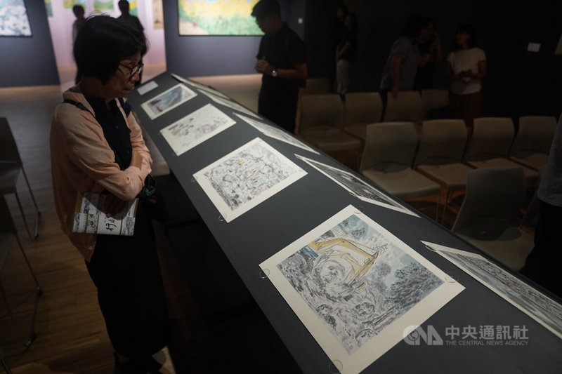 「行走的山–李賢文九九峰創作展」21日起在台北市北投區鳳甲美術館開幕,展覽探討災難與重建、創傷與修復的輪迴,吸引民眾駐足觀賞展出作品。中央社記者徐肇昌攝 113年9月21日