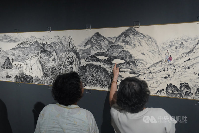 適逢921地震25週年,位於台北市北投區的鳳甲美術館21日起推出「921大地震25周年記:行走的山–李賢文九九峰創作展」,現場參觀民眾一同探討畫作內容。中央社記者徐肇昌攝 113年9月21日