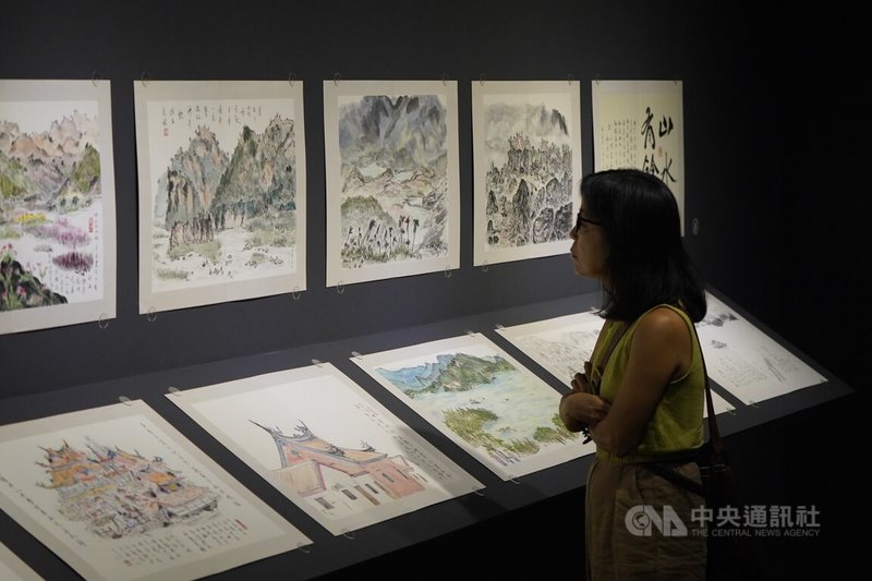 「行走的山–李賢文九九峰創作展」21日在鳳甲美術館開展,現場除呈現雄獅美術創辦人李賢文巨幅卷軸「三探九九峰」外,也一併展出他早期作品,引領觀眾了解李賢文奠定的自然關懷創作方向,也能觀察其筆墨運用技巧等。中央社記者徐肇昌攝 113年9月21日