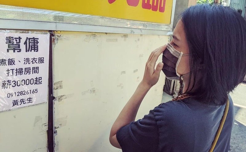 戲劇「正港分局」用成語殺人案展開序幕,場景布置相當考驗功力,美術指導郭怡君(圖)分享,全劇第一個案例「鳳毛麟角」,當時必須考量什麼樣的雞毛和鱗片會比較明顯,且雞毛要在黑暗中有閃亮感,魚鱗片則是此幕最困難的地方。圖為郭怡君工作情形。(金盞花提供)中央社記者洪素津傳真 113年9月21日