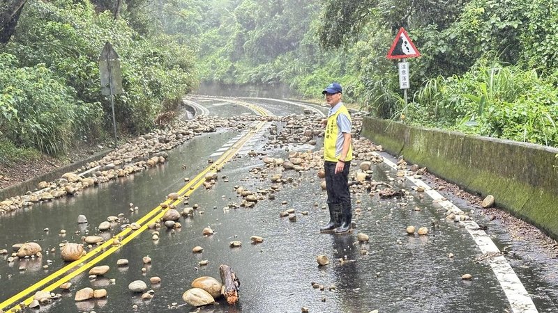 苗栗縣多處20日起至21日清晨整夜下著大雨，苑裡鎮南勢、上館、蕉埔等里因火炎山土石沖刷，礫石、泥流四溢，苗130線等道路交通受阻。（張顧礫提供）中央社記者管瑞平傳真  113年9月21日