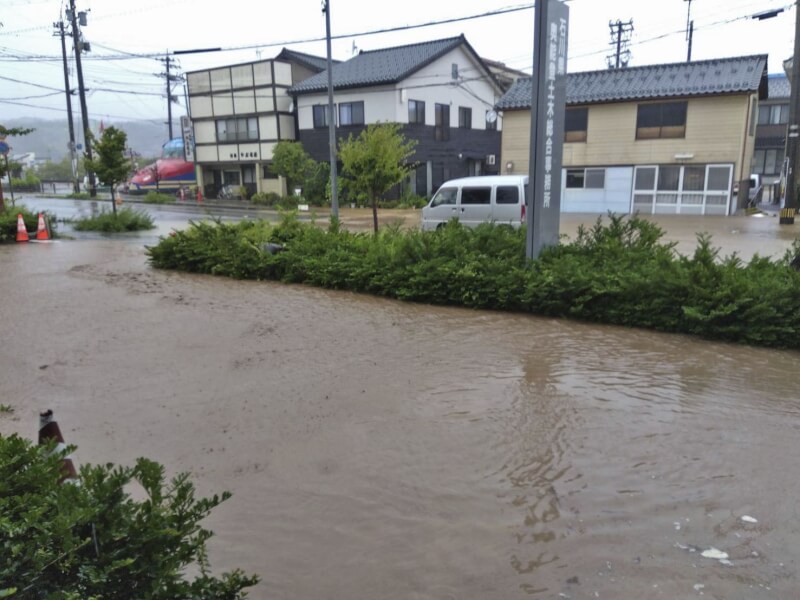 日本石川縣21日降下破紀錄大雨，輪島市多數地區道路淹水。（共同社）