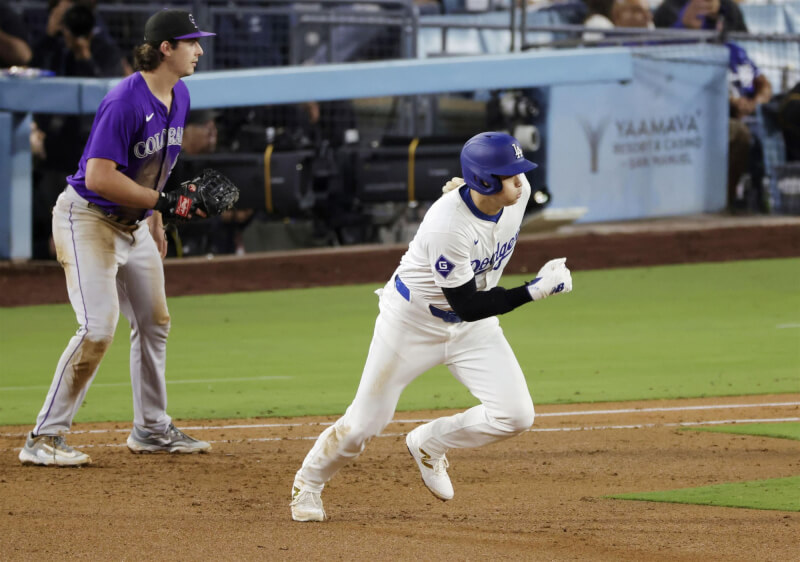 美國職棒大聯盟MLB道奇隊日籍球星大谷翔平（右），20日又以1轟1盜持續將大谷障礙推高。（共同社）