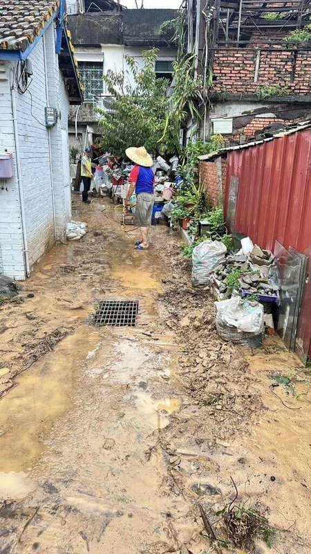 苗栗縣苑裡鎮經一夜大雨後出現災情,上館里1鄰有10多戶住家庭院、進出道路遭火炎山沖刷下來的土石泥流殃及,雨水退去後的路面滿布爛泥。(張顧礫提供)中央社記者管瑞平傳真 113年9月21日
