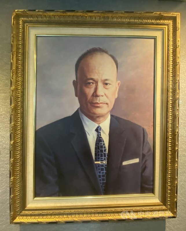 新北市文化局指出,典藏500餘件藝術品,包括畫家李梅樹所繪歷任台北縣長的政治人物畫作。圖為新北市府展示其所繪第2屆、第3屆台北縣長戴德發複製畫。中央社記者黃旭昇新北攝 113年9月21日