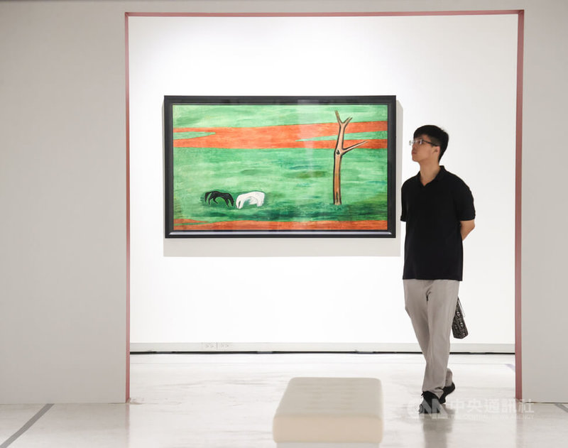 「他者.他方:常玉與旅法藝術家的巴黎跫音」特展將在國立歷史博物館持續展出至12月8日,21日下午參觀民眾穿梭展區,探索藝術家的創作歷程。中央社記者謝佳璋攝 113年9月21日