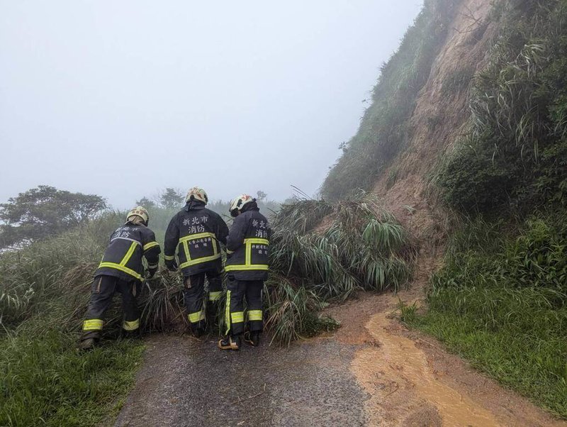 新北市22日下起大雨，瑞芳區本山地質公園附近邊坡土石滑落，面積約20平方公尺，園區內有3車共3男2女受困，警消先將5人帶往九份消防分隊休息，待搶通後再前往現場移車。（讀者提供）中央社記者王朝鈺傳真 113年9月22日