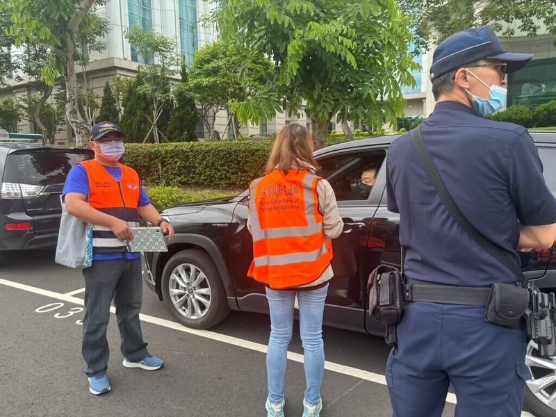 台中市政府交通局22日指出，民眾反映高鐵台中站屢有白牌車違規載客，影響合法業者與消費者權益；交通局跨機關稽查，針對白牌車違規駕駛祭出重懲。（民眾提供）中央社記者趙麗妍傳真  113年9月22日