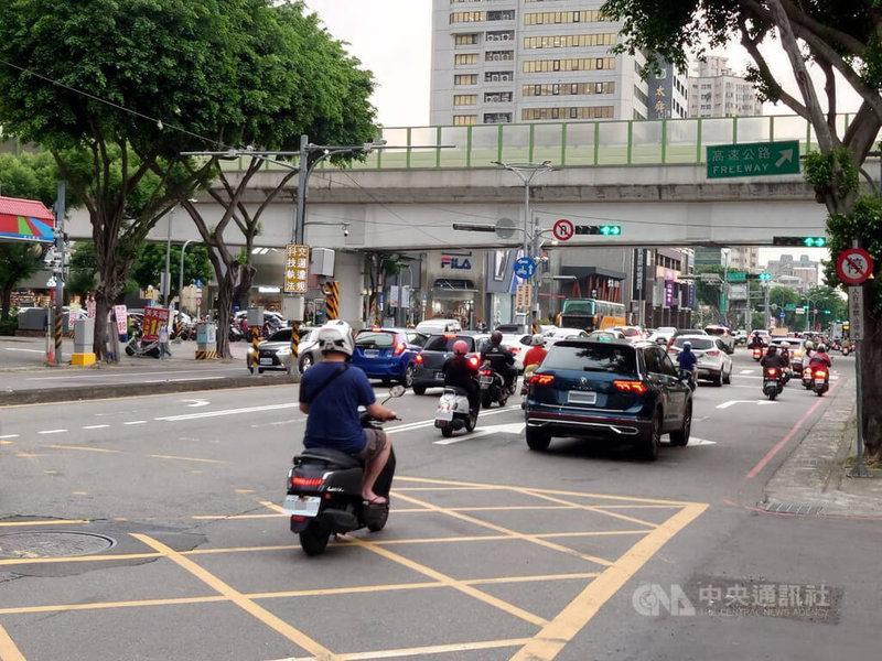 台中許多路口增設科技執法設備前，相關道路標線未做調整，民眾在不直觀的道路條件下易違規，民進黨台中議員陳俞融指出，應重新審視道路標線設計，在易肇事路口，考慮交通工程改善，才能達到減少交通事故目的。圖為台中市文心路與崇德路口。中央社記者趙麗妍攝  113年9月22日