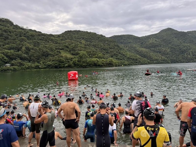 花蓮太平洋盃洄瀾鐵人三項錦標賽22日於壽豐鄉鯉魚潭登場，但有選手未通過游泳項目晶片檢測點，主辦單位最終在潭北碼頭找到65歲劉姓男選手，已無呼吸心跳，確切意外原因由警方調查當中。中央社記者李先鳳攝  113年9月22日