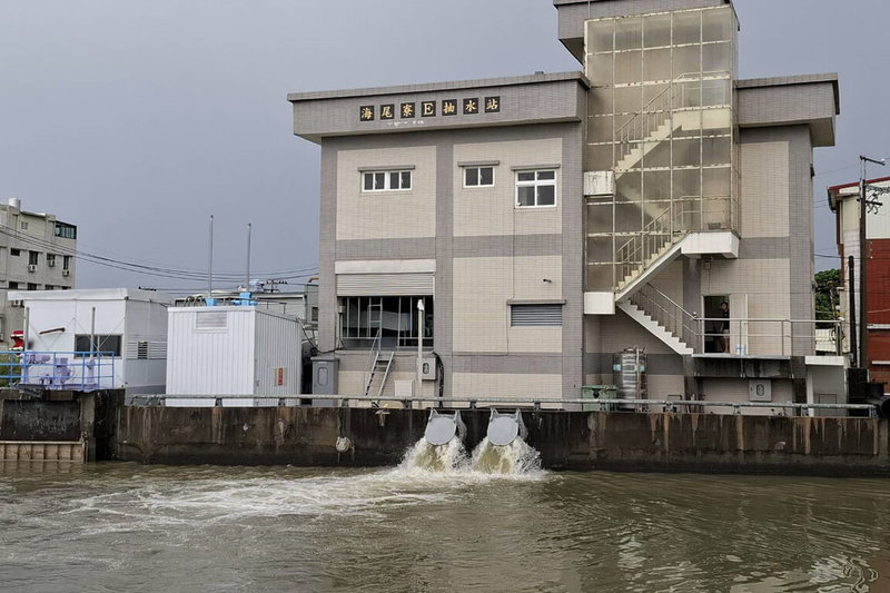 台南地區天氣受低壓帶及西南風影響，出現明顯降雨，台南市政府水利局三級應變中心21日晚間開設，並啟動30處抽水站運轉。（台南市水利局提供）中央社記者楊思瑞台南傳真  113年9月22日