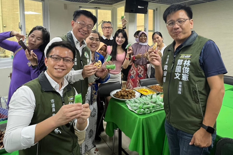 民進黨台南市黨部22日在永華黨部舉辦新住民諮詢站揭牌儀式，主委郭國文（左3）等人與現場新住民座談交流。（台南市黨部提供）中央社記者楊思瑞台南傳真  113年9月22日