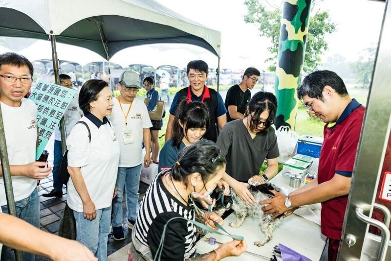 世界狂犬病日今年台灣主場活動在屏東縣動物之家登場，縣府22日規劃舉辦「毛孩狂樂會」，提供寵物晶片植入登記、健檢及免費狂犬病疫苗施打。（屏東縣政府提供）中央社記者李卉婷傳真  113年9月22日