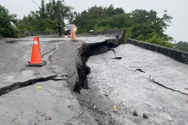 台南市官田區大崎里三層崎農路22日因劇烈降雨出現下邊坡掏空，擋土牆位移嚴重，路面下陷坍塌，暫時封閉無法通行。（台南市政府提供）中央社記者楊思瑞台南傳真  113年9月22日