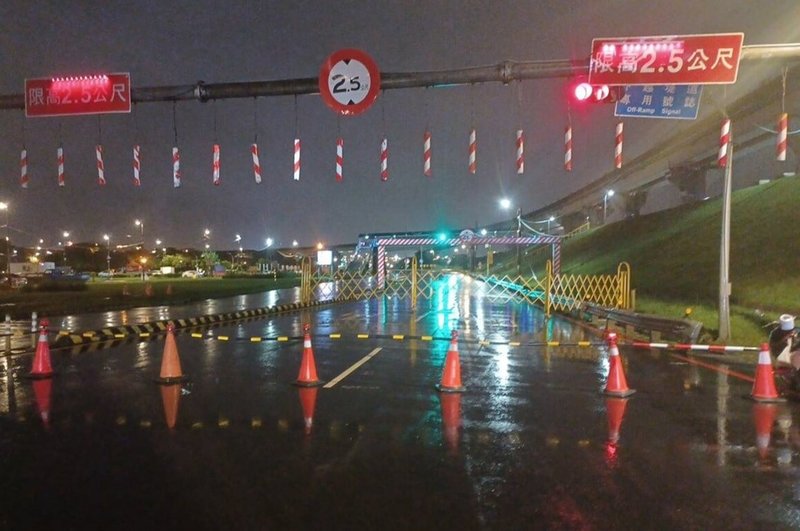 受持續降雨影響,新北市政府高灘地工程管理處22日晚間表示,二重疏洪道疏洪十二路以北積淹水,除原先1、2、4、5、7越堤道封閉,新增封閉6及9號越堤道,請民眾切勿強行進入封閉路段。(高灘處提供)中央社記者王鴻國傳真 113年9月22日