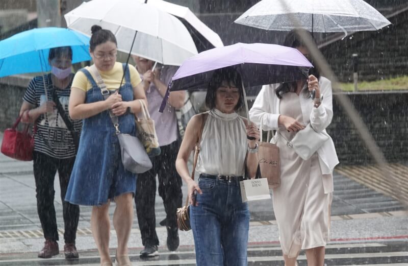 圖為南港地區民眾外出撐傘擋雨。中央社記者鄭傑文攝 113年9月22日