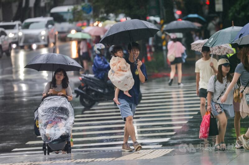 台北市信義區午後雨勢忽大忽小，街頭民眾將孩子及嬰兒車用雨衣、雨遮包緊緊。中央社記者裴禛攝 113年9月21日