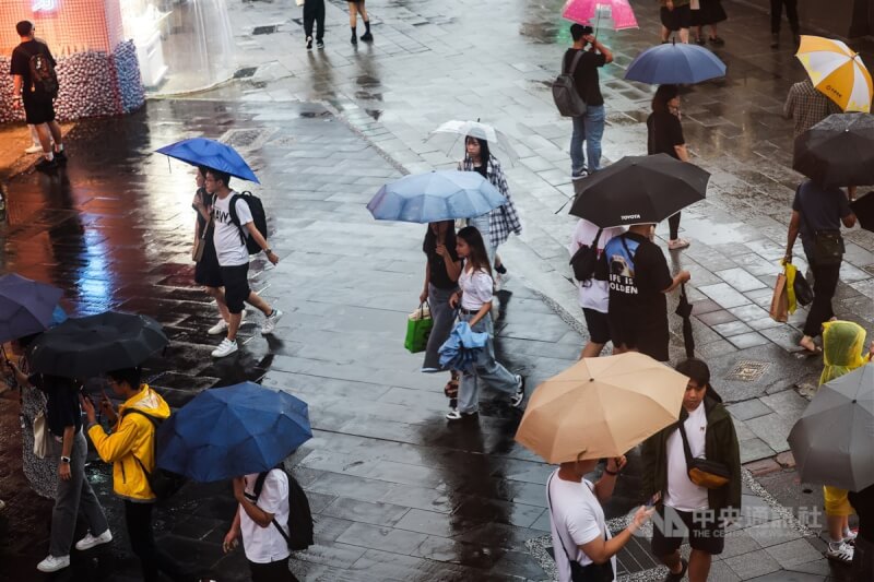 圖為西門町逛街民眾撐傘遮雨。中央社記者吳家昇攝 113年9月22日