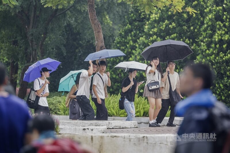 21日下午台北雨勢忽大忽小，民眾撐傘外出逛街。中央社記者裴禛攝　113年9月21日