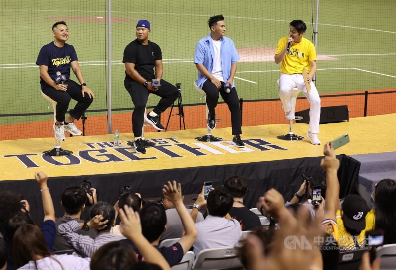 22日賽前安排前兄弟象OB球員分享會,一壘側由黃泰龍(左起)、陳冠任與王金勇與球迷互動。中央社記者張新偉攝 113年9月22日
