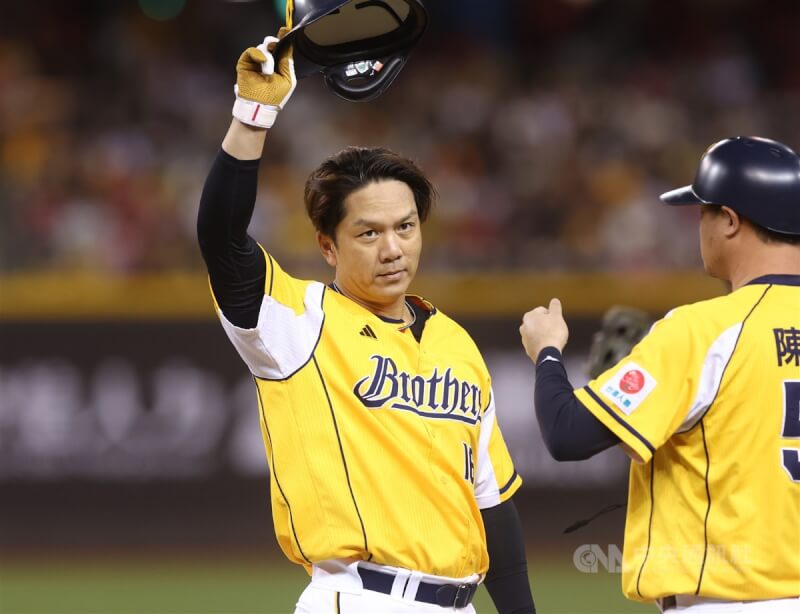 中華職棒中信兄弟為老將周思齊(左)舉辦「The Last Together周思齊引退」主題週活動,22日最終戰交手味全龍,兄弟周思齊4局下擊出一壘安打,上到一壘後,他脫帽向球迷致意。中央社記者張新偉攝 113年9月22日