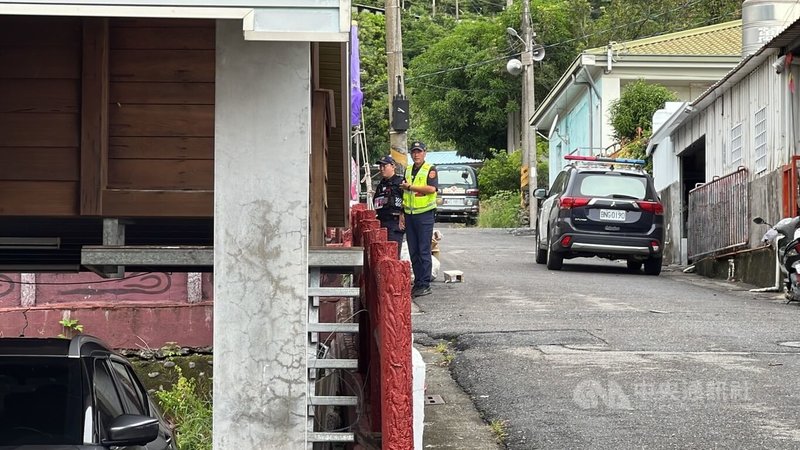 台東疑小米粽中毒3死案，食藥署21日公布第2批採驗結果，其中小米粉驗出農藥托福松濃度高，顯示人為因素大幅提高；檢警追查小米來源及製作阿粨過程。圖為警方22日到家屬家中關心，並管制媒體靠近。中央社記者盧太城攝 113年9月22日