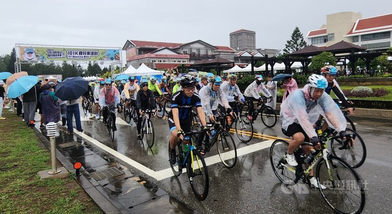 「2024澎湖跳島101K自行車活動」22日在雨中登場，活動在沿途與起終點提供有海鮮粥、小管麵線、炸花枝丸等海鮮美食飲品及澎湖伴手禮，讓車友們留下美好回憶。中央社  113年9月22日