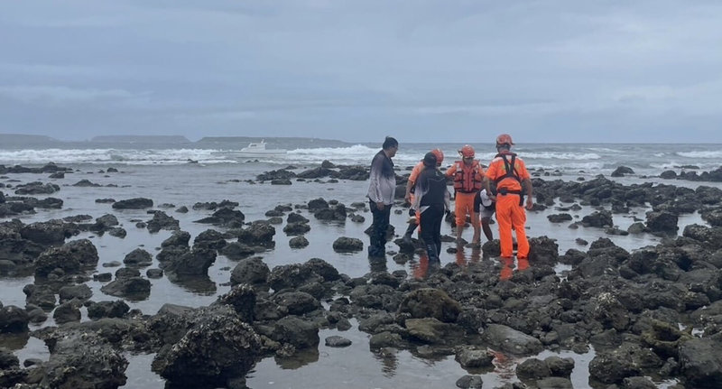 澎湖籍「祥銓」號海釣船22日出海釣魚，遭強風大浪襲擊，意外擱淺在馬公風櫃洞附近淺礁，許姓船長等4人涉水求援，由岸巡人員協助救上岸際。（澎湖第七岸巡隊提供）中央社  113年9月22日