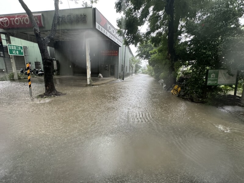 中央氣象署22日發布豪雨特報，熱帶性低氣壓及低壓帶影響，易有短延時強降雨。圖為新北市樹林區佳園路三段145巷出現積淹水情形。（翻攝照片）中央社記者王鴻國傳真 113年9月22日